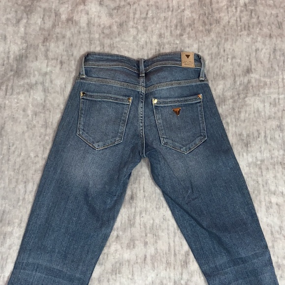 BRAND NEW GUESS JEANS - Picture 3 of 3